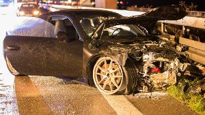 Bei einem schweren Verkehrsunfall auf der Autobahn 8 in Höhe der Raststätte Denkendorf kam ein Porsche-Fahrer ins Schleudern. In der Folge verletzte sich die Fahrerin eines zweiten Wagens schwer. Foto: www.7aktuell.de | Marcel Heckel