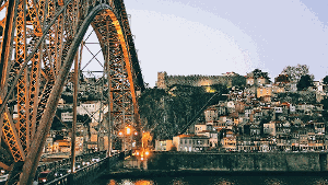 Die stählerne Bogenbrücke Ponte Dom Luis I. verbindet Porto mit der gegenüberliegenden Stadt Vila Nova de Gaia. Oben fahren Straßenbahnen, auf der unteren Ebene bildet sie eine Straßenverbindung. Foto: Keeve