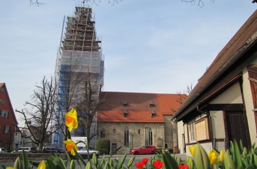 Der Turm der Martinskirche ist eingerüstet. Foto: Sägesser