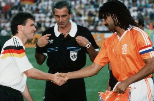 Ruud Gullit beim Handshake mit Lothar Matthäus vor dem Achtelfinale bei der WM 1990 in Italien, das Deutschland 2:1 gewann. Foto: baumann