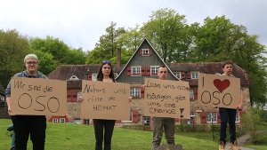 Lehrer und Schüler der Odenwaldschule demonstrieren am Samstag gegen die Schließung der 105 Jahre alten Reformschule.  Foto: dpa