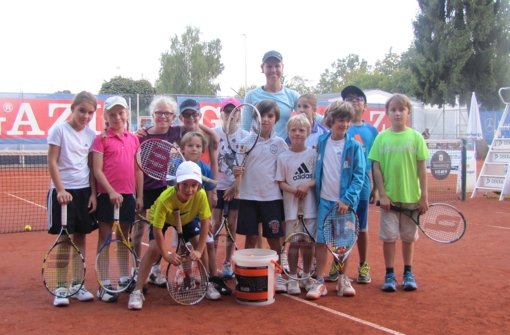 Die ehemalige Weltranglistenvierte im Tennis, Anke Huber, trainiert einen Tag lang junge Talente des TEC Waldau. Foto: Cedric Rehman