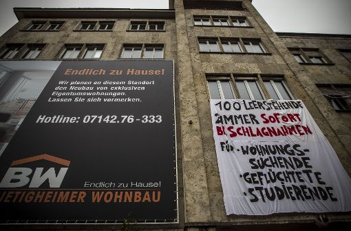 An der Haußmannstraße in Stuttgart verdeutlicht ein Protestplakat   gegen die Wohnbaupolitik und den Leerstand von Wohnraum das Problem. Foto: Lichtgut/Leif Piechowski