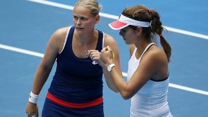 Sind ins Doppel-Halbfinale der Australian Open eingezogen: Julia Görges (rechts) und Anna-Lena Grönefeld. Foto: dpa