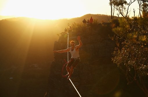 In schwindelerregender Höhe balancieren Highliner über ein Seil - wie hier in den australischen Blue Mountains. Gleichgewicht, Konzentration und Mut sind hier besonders gefragt. Foto: Getty Images