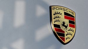 Der Schatten des VW-Logos liegt über dem Porsche-Emblem Foto: dpa
