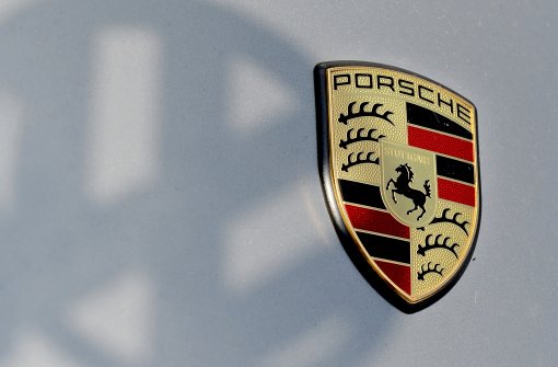 Der Schatten des VW-Logos liegt über dem Porsche-Emblem Foto: dpa