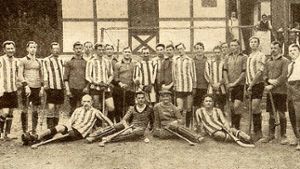 Die neugegründete Hockey Mannschaft posiert 1913 für den Fotografen. Foto: Ulrich Gohl