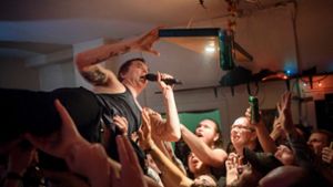 Crowdsurfing im Wohnzimmer: Tote-Hosen-Sänger Campino lässt sich von den Fans auf Händen tragen. Foto: dpa