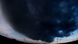 Meteorologen warnen vor neuen Unwettern, die ab Mitte der Woche nach Deutschland drängen. Foto: dpa