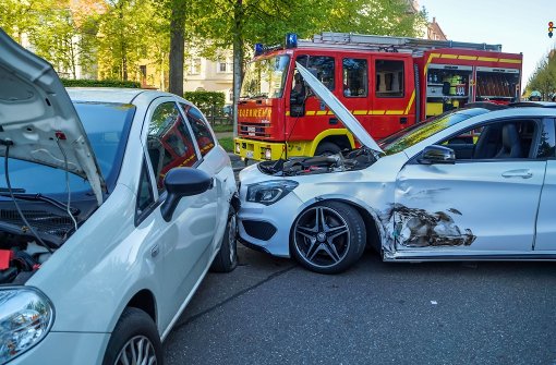 Bei diesem Crash in Ludwigsburg werden fünf Menschen verletzt. Foto: SDMG