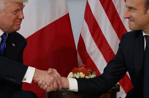 Unmissverständliche Geste: Emmanuel Macron (rechts) drückt Donald Trump am 25. Mai in der US-Botschaft in Brüssel so fest die Hand, dass man weiße Flecken auf Trumps Greiforgan sieht. Foto: AP