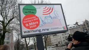 Im Vorfeld des landesweiten Warntages ist bei einem Fototermin eine digitale Anzeigetafel in der Innenstadt von Düsseldorf zu sehen. Foto: dpa/Henning Kaiser