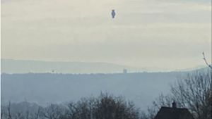 Der Heißluftballon schwebte am Freitagvormittag über Stuttgart. Foto: STZN/Christian Milankovic