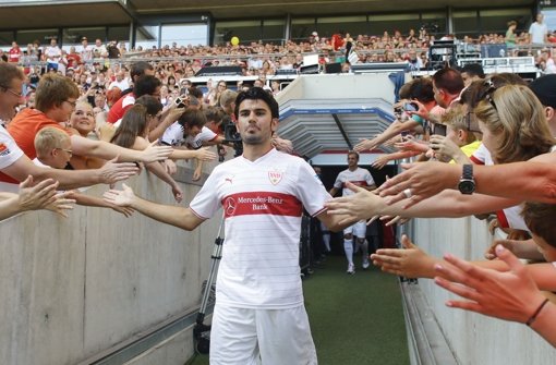 „Wo darf ich ihn abholen? Wäre gleich unterwegs!“ – Viele VfB-Fans wünschen sich Serdar Tasci wieder zurück an den Neckar. Foto: Pressefoto Baumann