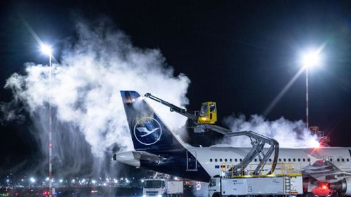 Eine Passagiermaschine der Lufthansa wird am 15.01. vor ihrem Start auf dem Flughafen in Frankfurt am Main enteist. In den kommenden Tagen rechnen Meteorologen in Teilen Deutschlands mit gefährlichem Glatteis. Foto: Boris Roessler/dpa/Boris Roessler