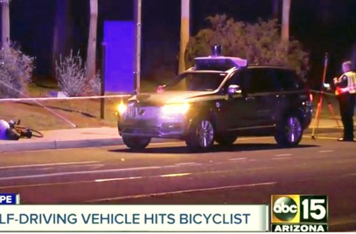 Dieses Videostandbild von ABC-15 zeigt Polizisten am Unfallort. Erstmals ist ein Mensch bei einem Unfall mit einem selbstfahrenden Autos ums Leben gekommen. Foto: ABC-15