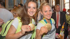 Leonie Maier (rechts) mit Sara Daebritz beim Empfang der Olympiasiegerinnen in Frankfurt. Foto: Bongarts/Getty Images