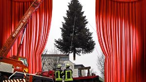 Einmal im Jahr sind die Brandbekämpfer aus Heumaden mehr Weihnachts- als Feuerwehrmänner. Foto: Prisma, Blohmer, Montage: Roetgers