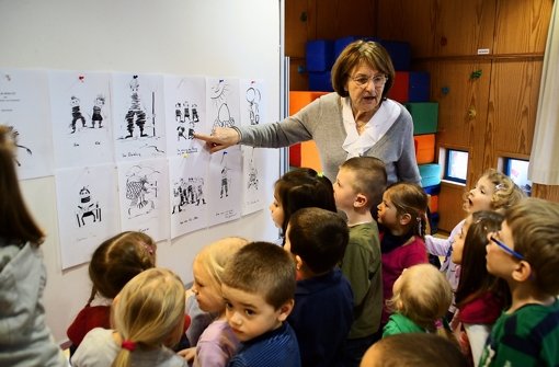 Sigrid Ramge zeigt Kindern Bilder aus ihrem Manusklript. Foto: Leonie Hemminger