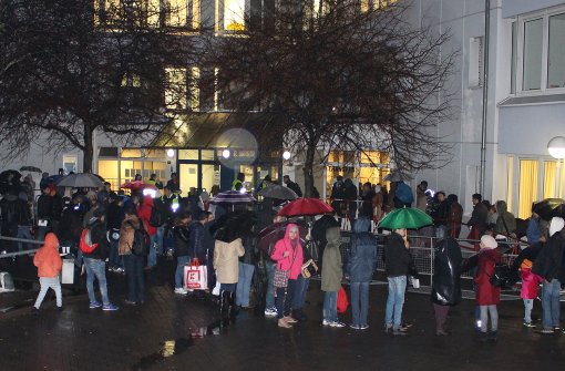 Stundenlang warten Asylsuchende vor der Filiale des Bundesamts in Karlsruhe – ihre Pässe sind dort aber oft genug nicht auffindbar Foto: Siri Warrlich