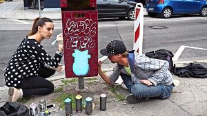 Kunst im öffentlichen Raum: Anna Staroselski (links) hat bei der zweiten Aktion des Jugendrats Süd sich ebenfalls künstlerisch betätigt. Foto: privat