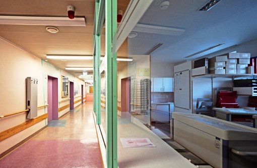 Leere Gänge, dunkle Räume, Umzugskisten – in dem  kleinen Krankenhaus in Vaihingen/Enz wird der Betrieb auf (fast) Null herunter gefahren. Foto: factum/Granville