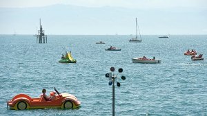 Blick von Friedrichshafen auf den Bodensee, auf dem viele Wassersportler unterwegs sind. Die Erdgasgewinnung durch Fracking birgt nach Ansicht des Baden-Württembergischen Umweltministers ein zu hohes Risiko für Umwelt und Gewässer. Foto: dpa