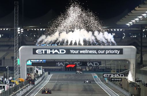 Max Verstappen rast über die Ziellinie und beendet die Formel-1-Saison 2020, von der viele Skeptiker geglaubt hätten, dass sie niemals stattfinden würde. Foto: AFP/BRYN LENNON