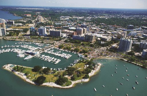 Sarasota von seiner besten Seite: Hinter dem Hafen mit dem türkisblauen Wasser erhebt sich die City - doch die Ausmaße der Stadt entsprechen europäischen Verhältnissen.  Foto: SoAk