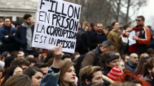 Auf vielen Protestschildern in Frankreich standen Parolen gegen den konservativen Präsidentschaftskandidaten François Fillon. Foto: AP