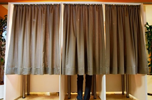 Ins Wahllokal sollte man bei der Gemeinderatswahl in Stuttgart nicht ganz unvorbereitet kommen – doch die Stimmzettel zum Daheimausfüllen haben bis Montag noch nicht alle Stuttgarter erreicht. Foto: Max Kovalenko