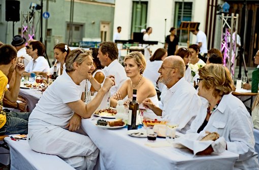 Dass ein Picknick nicht immer auf einer Decke stattfinden muss, beweist das Weiße Dinner, zu dem jeder sein Menü mitbringt. Foto: Martin Stollberg