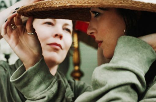 Olivia Colman (links) und Dakota Johnson in „Frau im Dunkeln“ Foto: Netflix/Yannis Drakoulidis