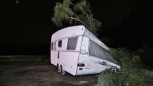 Baum kracht auf Wohnwagen – Ehepaar eingesperrt