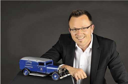 Ulrich Brobeil, neuer Geschäftsführer des Deutschen Verbands der Spielwarenindustrie, mit einem blauen Märklin-Auto. Foto: DVSI