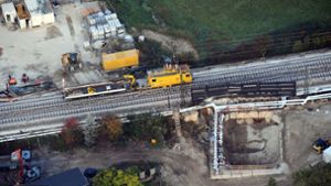 Hohlraum über Bahntunnel wird mit Beton gefüllt