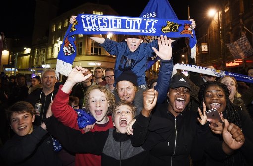 Die Fans der Foxes aus Leicester bejubeln die englische Fußball-Meisterschaft. Foto: EPA