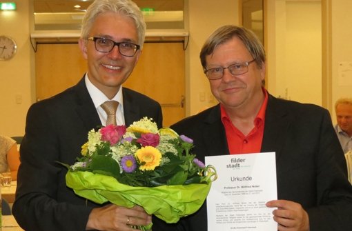 Willfried Nobel (rechts) wurde von Bürgermeister Andreas Koch verabschiedet Foto: Häusser