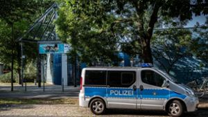 Sicherheitsmaßnahme: Ein Polizeifahrzeug steht im vergangenen Sommer vor einem Freibad in Berlin-Neukölln. Foto: Paul Zinken/dpa