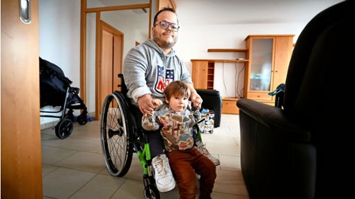 Michael Feist und sein zweijähriger Sohn sind  froh, so schnell eine Interimswohnung gefunden zu haben. Foto: Gottfried Stoppel