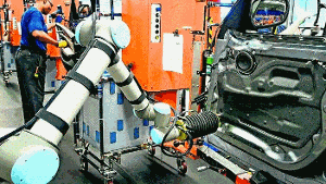 Menschen und Roboter arbeiten in der Produktionshalle zusammen. Foto: BMW