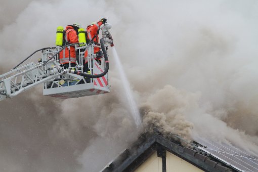 Sehr schwierig gestalteten sich die Löscharbeiten der Feuerwehr an einem Haus in Alfdorf am Montag. Foto: www.7aktuell.de | Andreas Friedrichs