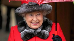Mit fast 90 Jahren ist Queen Elizabeth weiterhin pflichterfüllt bei der Sache: Hier besucht die Queen am 25. Dezember 2015 einen Weihnachtsgottesdienst. Foto: Getty Images Europe
