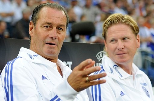 Auf Schalke noch ein Team, jetzt weicht Gisdol (re.)  seinem Ex-Chef Foto: dpa