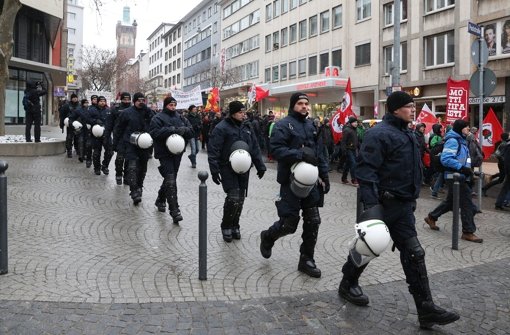 Vergangenes Jahr sicherte ein Großaufgebot der Polizei am Tag der Gedenkfeier die Pforzheimer Innenstadt. Auch in diesem Jahr wird eine Versammlung von Rechtsextremisten erwartet. (Archivfoto) Foto: dpa