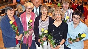 Renate Schmid, Birgit Schulz (v.  li.), Brigitte Hielscher und Helga Schmälzle (von rechts) sind vier der zehn Helferinnen. Über das Engagement freuen sich Ernst-Martin Lieb , die Diakonin Birgit Keyerleber (3.v.re.) und Margot Schmid (4.v.re.) von der Sozialstation. Foto: A. Kratz