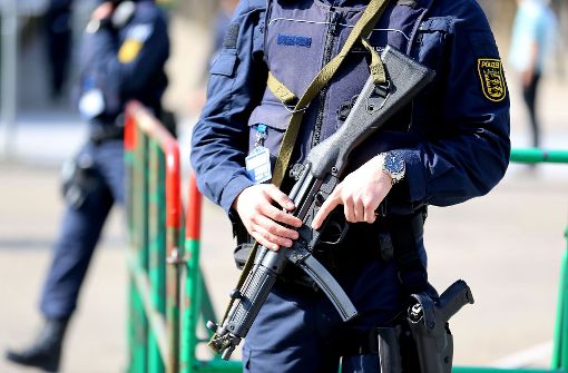 Die Polizei sichert die Gegend rund um das Kurhaus in Baden-Baden, in dem die Finanzminister und Notenbankchefs zum G20 zusammengekommen sind. Foto: Getty Images Europe