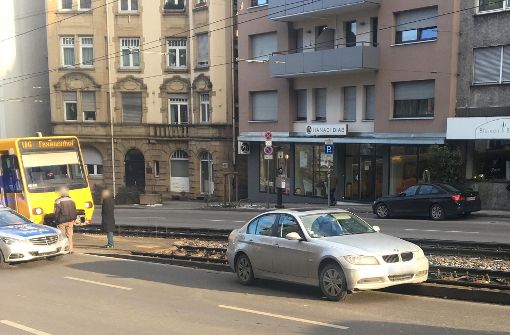 Kurz vor der Haltestelle Dobelstraße in Stuttgart fährt ein Mann mit seinem BMW in die Gleise. Foto: 7aktuell.de/Paul Hering