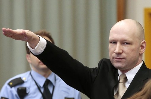 Anders Behring Breivik zeigt vor Gericht den Hitlergruß. Foto: AP